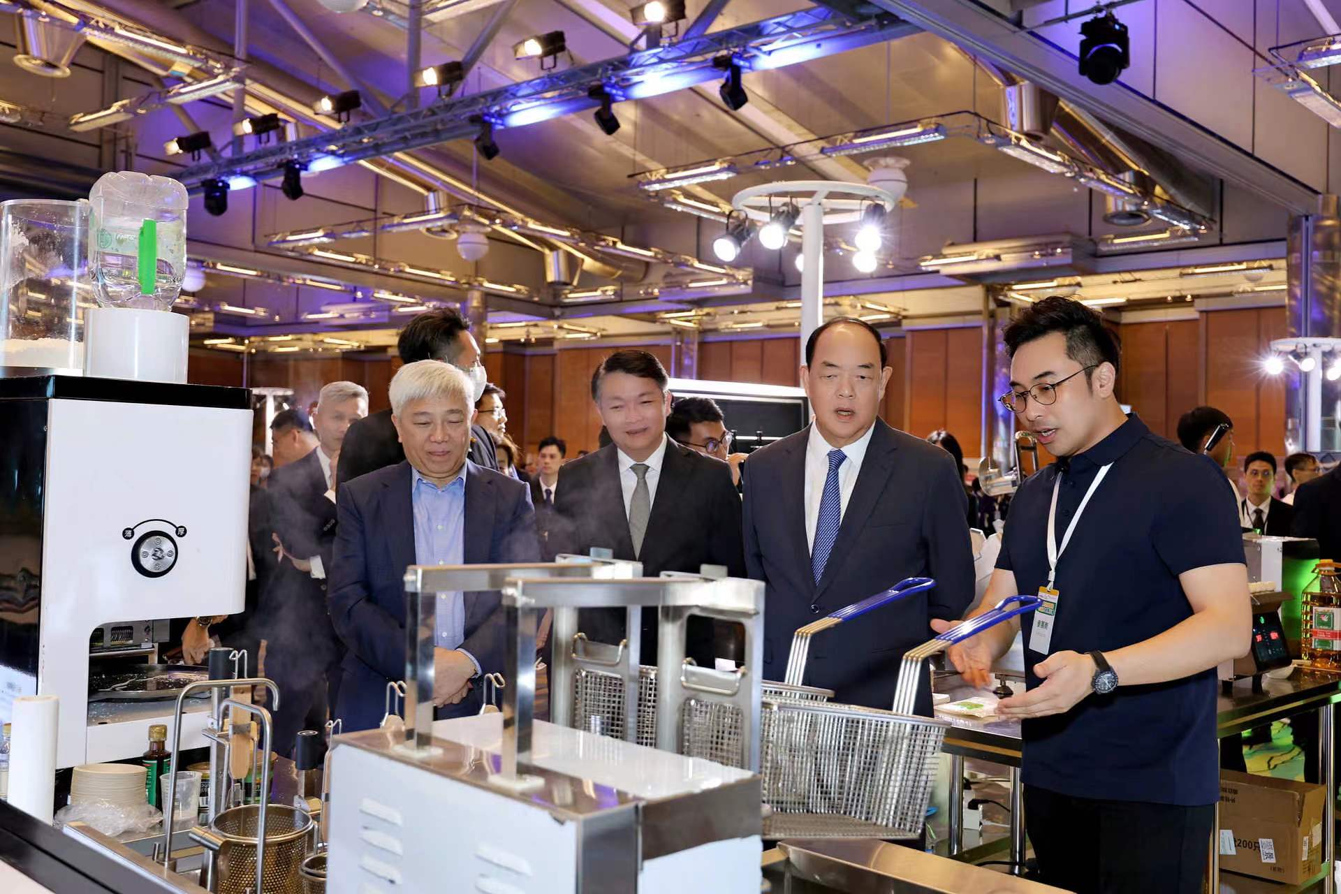 麥大廚受邀參加澳門餐飲業(yè)智能升級方案展示會，備受特區(qū)領(lǐng)導(dǎo)關(guān)注